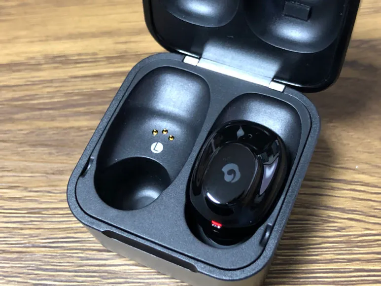 おすすめ完全ワイヤレスイヤホンGLIDiC「Sound Air TW-5000s」レビュー|イヤーピースを交換した状態でも収まるイヤーピース収納部分のゆとりは感動モノ。