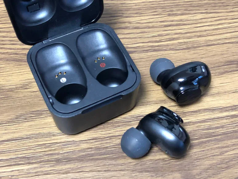 おすすめ完全ワイヤレスイヤホンGLIDiC「Sound Air TW-5000s」レビュー|まずはイヤホン本体を充電ケースから取り出しましょう。