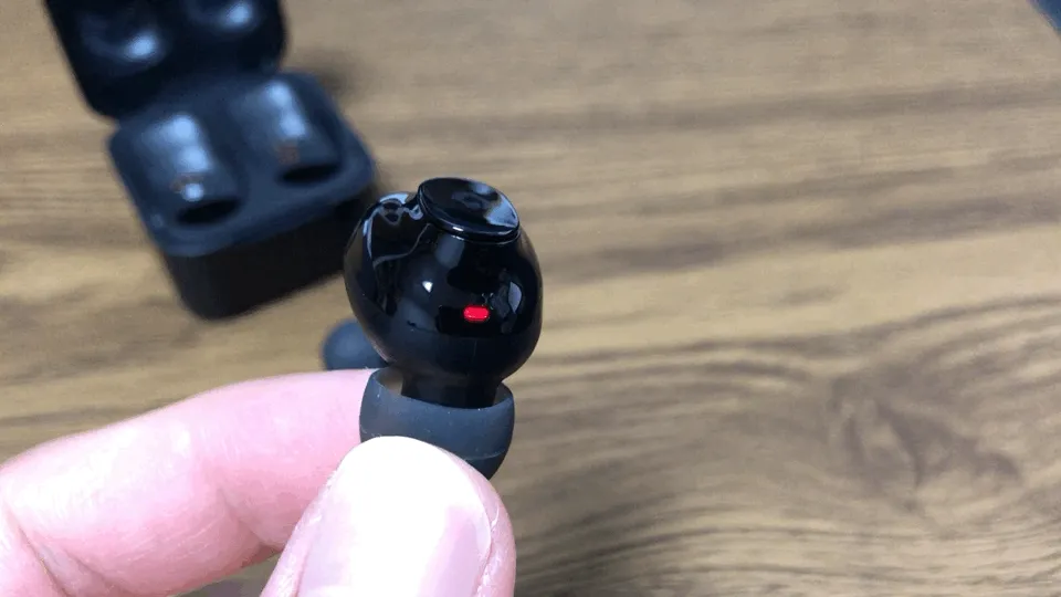 おすすめ完全ワイヤレスイヤホンGLIDiC「Sound Air TW-5000s」レビュー|右イヤホンのLEDがレッド&ブルーに点滅したらペアリングモードに移行している証拠です。