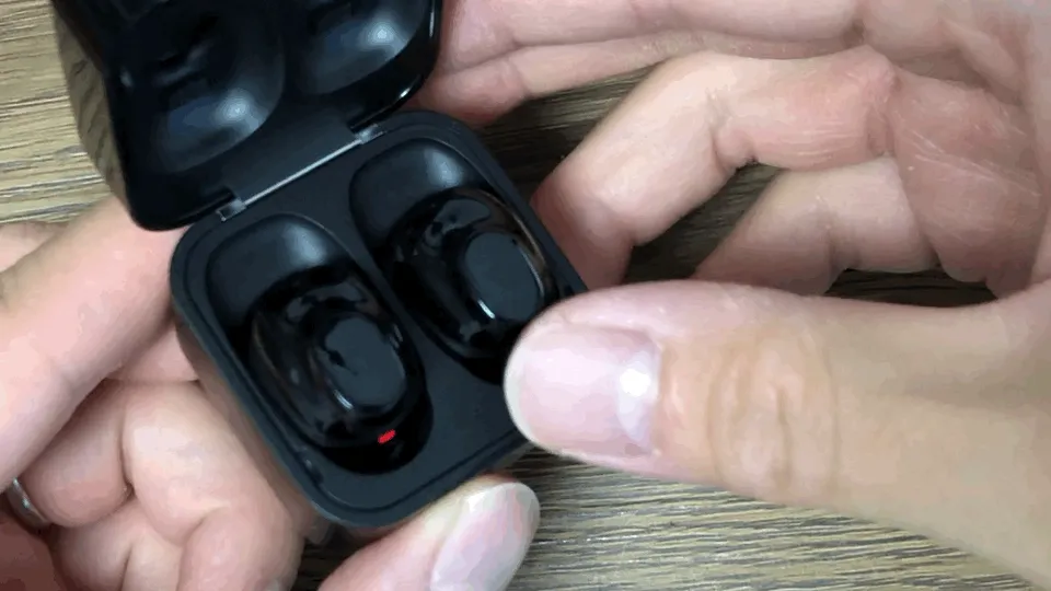 おすすめ完全ワイヤレスイヤホンGLIDiC「Sound Air TW-5000s」レビュー|指で軽くケース後方へイヤホンを押してやるだけでイヤホンを取り出せます。