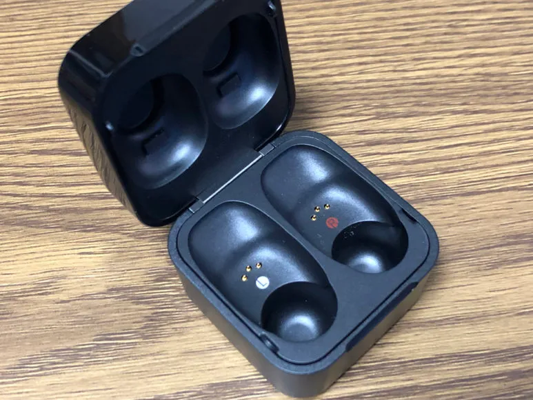 おすすめ完全ワイヤレスイヤホンGLIDiC「Sound Air TW-5000s」レビュー|一見すると特に特徴のない充電ケースですが、実は使い勝手に優れた点が散見されます。