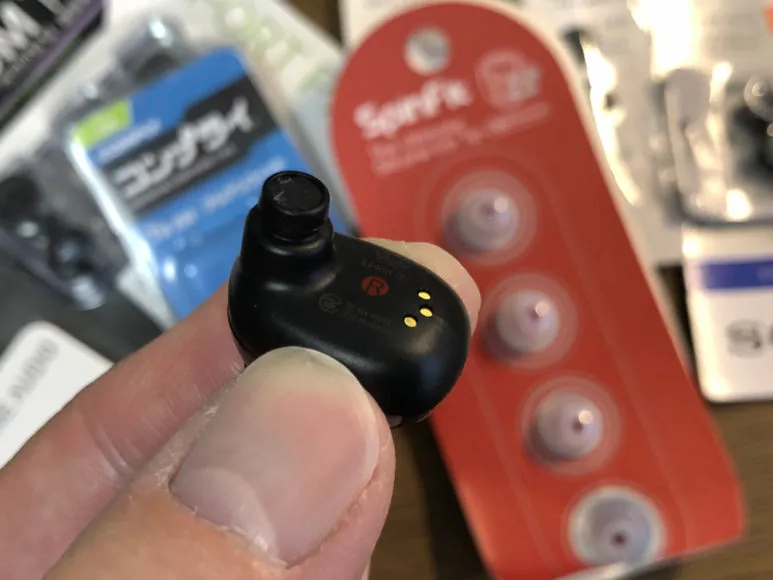 おすすめ完全ワイヤレスイヤホンGLIDiC「Sound Air TW-5000s」レビュー|GLIDiC「Sound Air TW-5000s」は購入時の状態でも十分使えるレベル、特に装着安定性に関してはファーストクラスな製品ですが、他社製イヤーピースに交換することで爆発的な音質向上と装着感の変化が得られます。