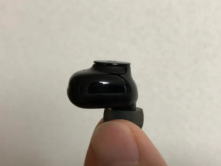 おすすめ完全ワイヤレスイヤホンGLIDiC「Sound Air TW-5000s」レビュー|多機能ボタンがポコッと出っ張ってるのが特徴的なデザイン。