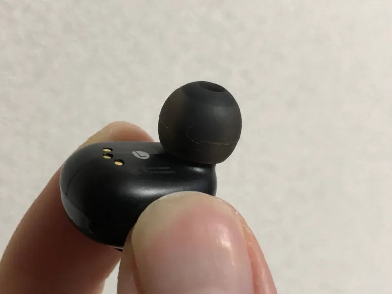 おすすめ完全ワイヤレスイヤホンGLIDiC「Sound Air TW-5000s」レビュー|イヤーピースはまん丸なラウンド型でしっかり耳穴にフィットしてくれそうな感じ。