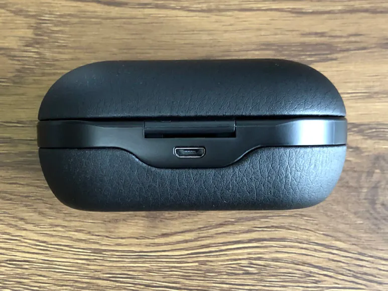 おすすめのBluetoothイヤホンMpow「T5」レビュー|Micro USB充電ポートは背部に配されています。