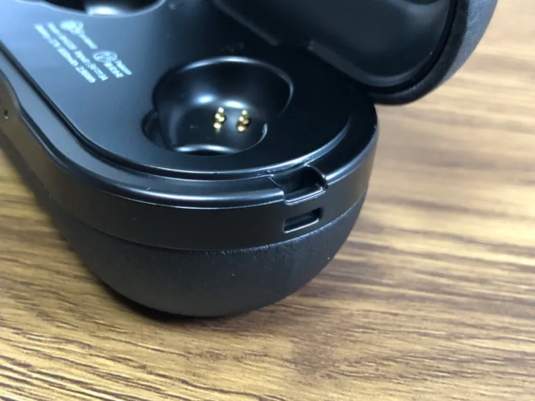 おすすめのBluetoothイヤホンMpow「T5」レビュー|「T5」の充電ケースにはストラップホールが付いているんです。