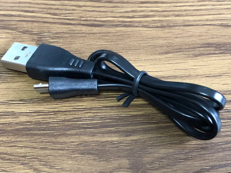 おすすめのBluetoothイヤホンMpow「T5」レビュー|付属品の注目ポイントは充電ケーブルにフラットコードを採用していることでしょう。絡みにくい性質があるので、何かと重宝するはず。