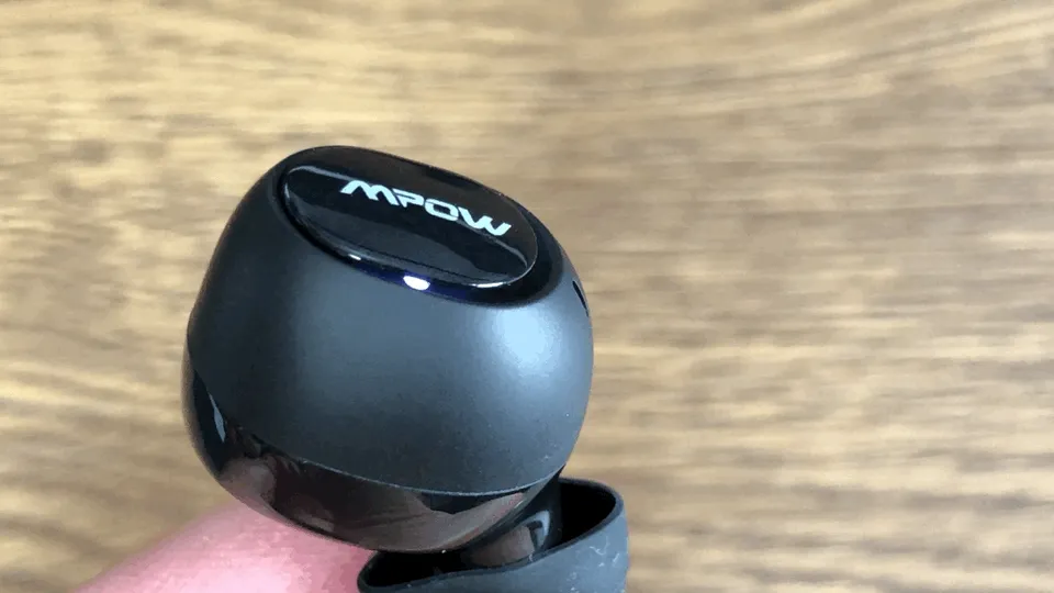 おすすめのBluetoothイヤホンMpow「T5」レビュー|ペアリング:右イヤホンのLEDがホワイトとオレンジに点滅していたらペアリングモードに移行している状態です。