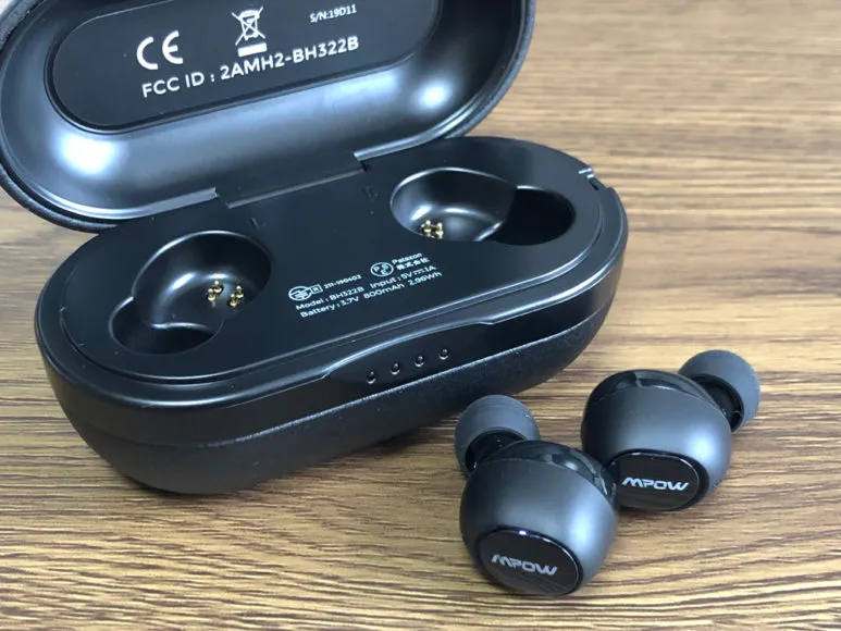 おすすめのBluetoothイヤホンMpow「T5」レビュー|ペアリング方法:まずはイヤホン本体を充電ケースから取り出しましょう。