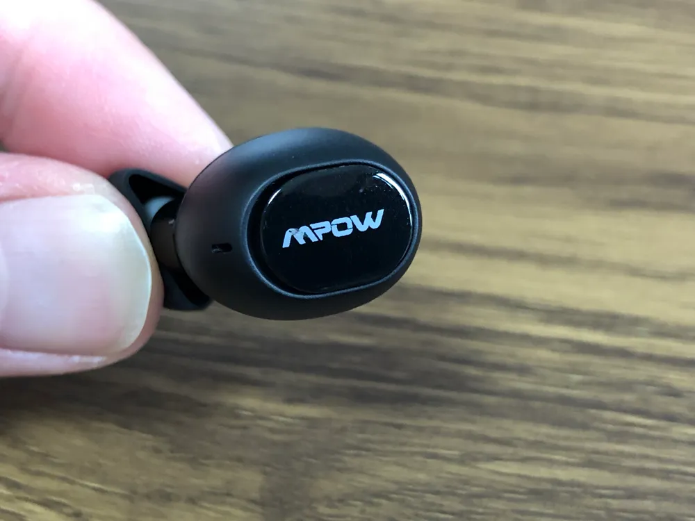 おすすめのBluetoothイヤホンMpow「T5」レビュー|物理ボタンによる操作はタッチセンサー式と違って押し間違えが置きにくいのがメリットですね。