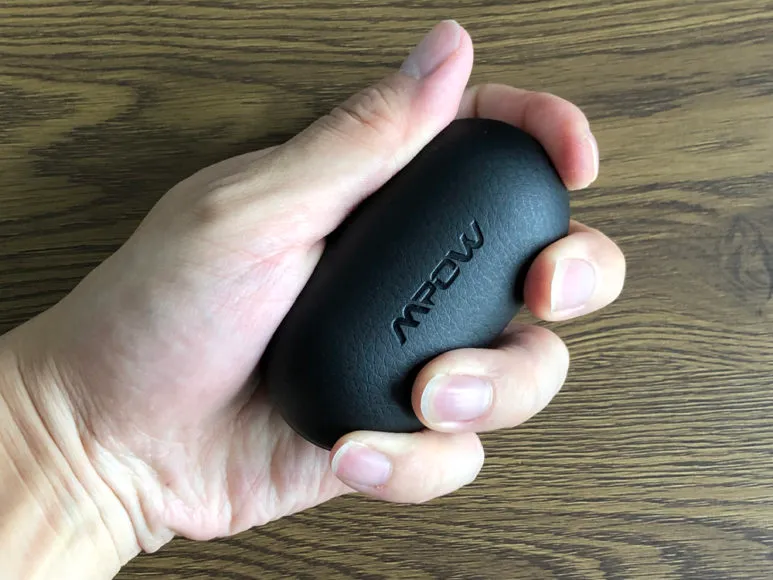おすすめのBluetoothイヤホンMpow「T5」レビュー|合成皮革は見た目をゴージャスにしてくれる効果ももちろんありますが、それ以上にグリップ感が生まれるという実用性向上効果もあります。