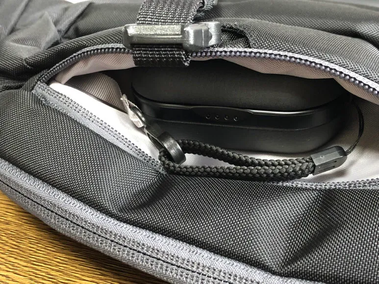 おすすめのBluetoothイヤホンMpow「T5」レビュー|これなら紛失する心配がないので安心して外出先で使うことができます。カラビナなどを使えば付け方は自由自在!