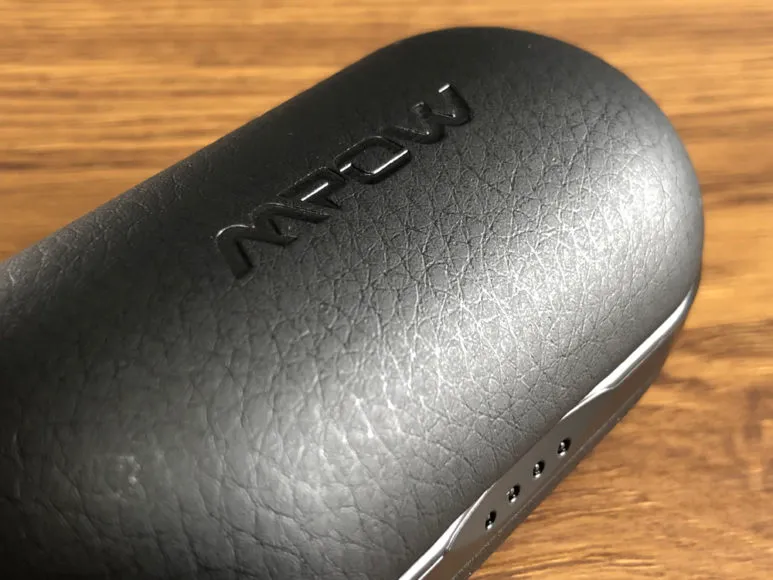 おすすめのBluetoothイヤホンMpow「T5」レビュー|充電ケースの表面には合成皮革(フェイクレザー)が使用されていて、高級感を感じる雰囲気に仕上がっています。