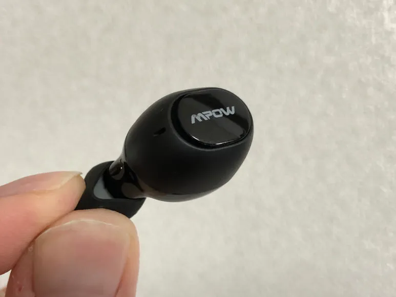 おすすめのBluetoothイヤホンMpow「T5」レビュー|ハウジングにはMpowのロゴが配されています。