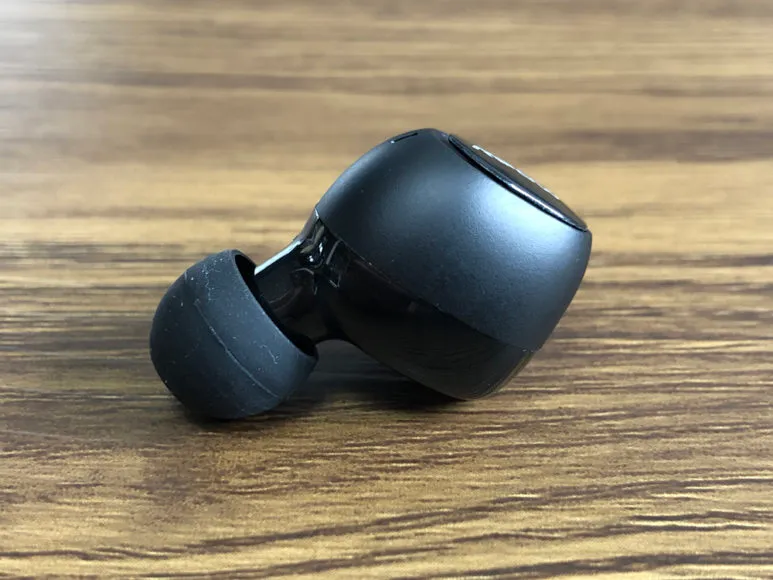 おすすめのBluetoothイヤホンMpow「T5」レビュー|外装はマット&グロスの2トーン仕様。 デザイン性にも気を配っているのが窺えます。