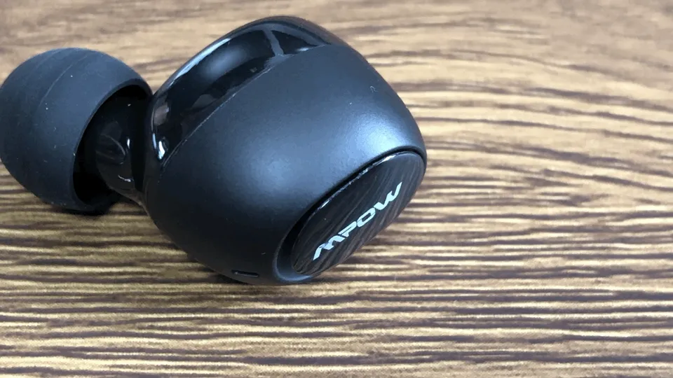 おすすめのBluetoothイヤホンMpow「T5」レビュー|LEDはハウジングに搭載されたボタンの裏側に搭載。