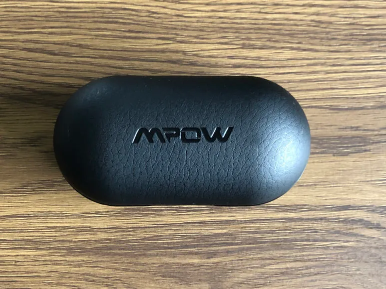 おすすめのBluetoothイヤホンMpow「T5」レビュー|やっぱりレザーは雰囲気があります。 合成皮革(フェイクレザー)ですが、やっぱりプラスチック感満点な外装よりも数段リッチに見えますね。