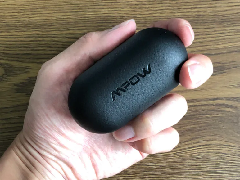 おすすめのBluetoothイヤホンMpow「T5」レビュー|決して軽い類のケースではありませんが、持ち運びには問題ありません。 むしろ大きさ的にはちょうどよく手にも馴染みます。