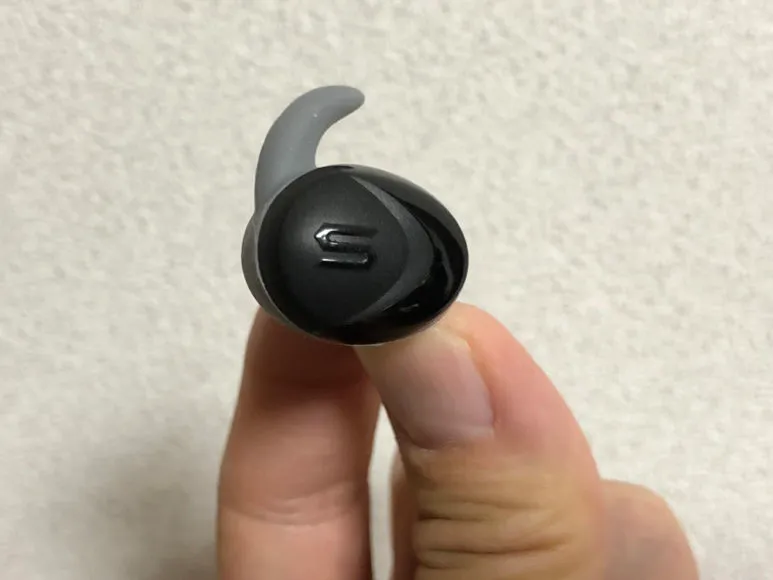 おすすめ完全ワイヤレスイヤホンSOUL「ST-XS2」レビュー|ハウジングにはブランド名「SOUL」の「S」が刻印されています。