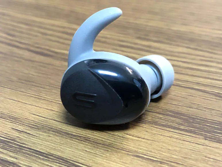 おすすめ完全ワイヤレスイヤホンSOUL「ST-XS2」レビュー|独特。イヤーフックも標準装備と、一目見ただけでユーモア満点であることは容易に分かるデザイン。