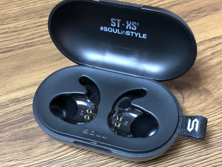 おすすめ完全ワイヤレスイヤホンSOUL「ST-XS2」レビュー|触ってみると素材感はとっても安っぽく感じます。この辺りは価格の兼ね合いから言って妥協点だと思います。