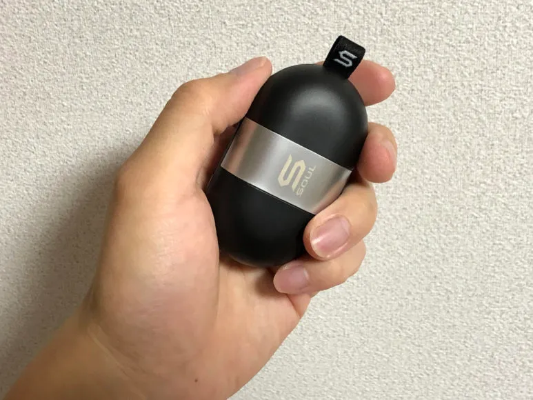 おすすめ完全ワイヤレスイヤホンSOUL「ST-XS2」レビュー|一方丸みを帯びたフォルムは手に馴染むのでかなり持ちやすいですよ。