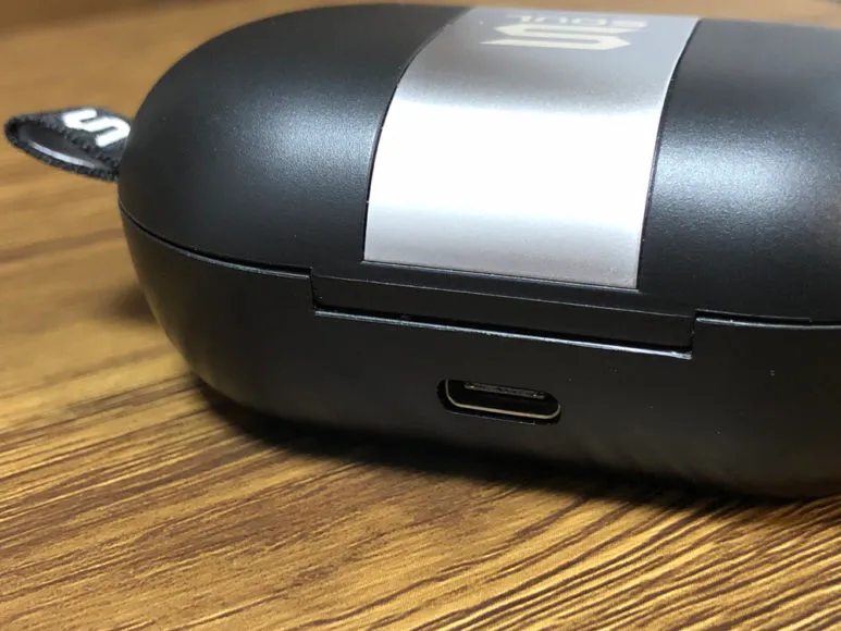 おすすめ完全ワイヤレスイヤホンSOUL「ST-XS2」レビュー|充電用ポートは背部に搭載されています。