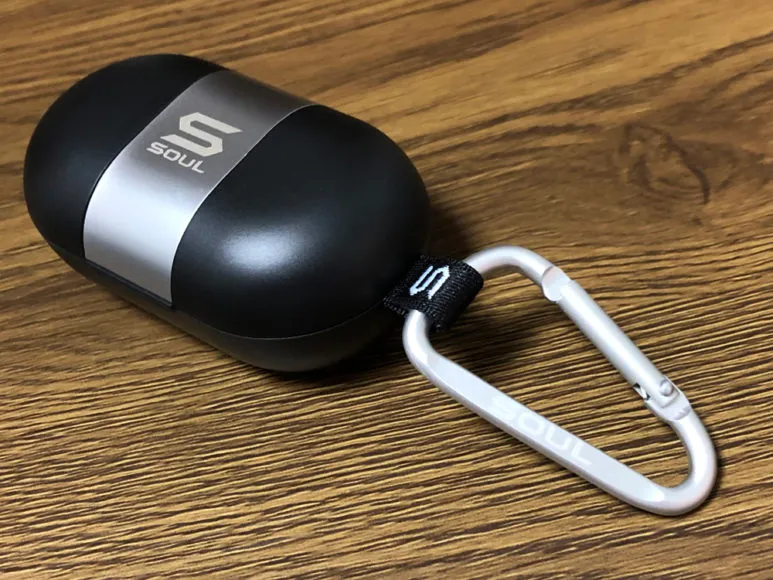 おすすめ完全ワイヤレスイヤホンSOUL「ST-XS2」レビュー|付属のカラビナをストラップに付ければカバンやパンツのベルトループなどに引っ掛けられます。