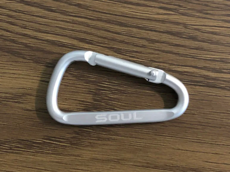 おすすめ完全ワイヤレスイヤホンSOUL「ST-XS2」レビュー|カラビナは携帯方法に幅を持たせてくれますし、イヤーフックはイヤホン本体の落下を防いでくれるので安心して装着することができます。