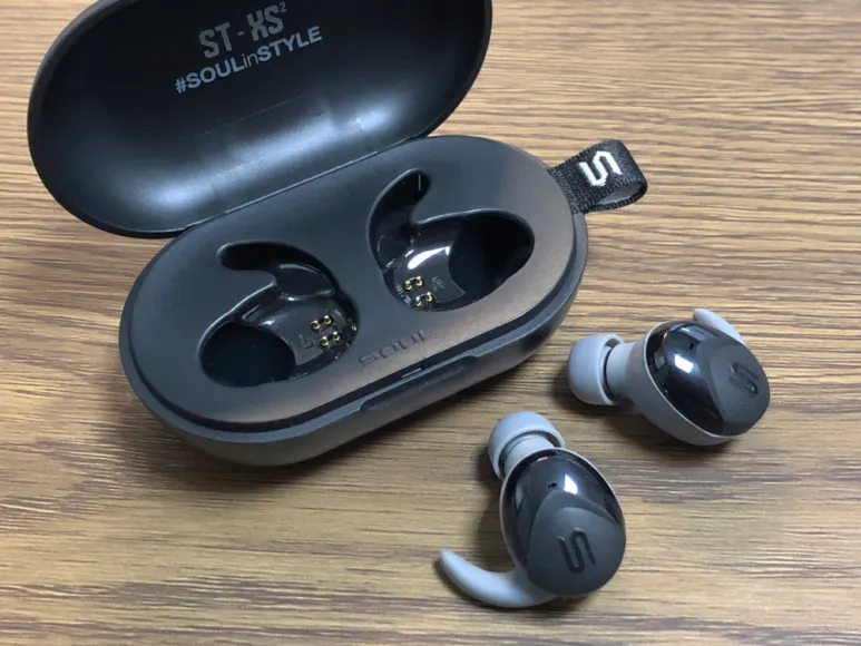 おすすめ完全ワイヤレスイヤホンSOUL「ST-XS2」レビュー|ペアリング方法:まずはイヤホン本体を充電ケースから取り出しましょう。