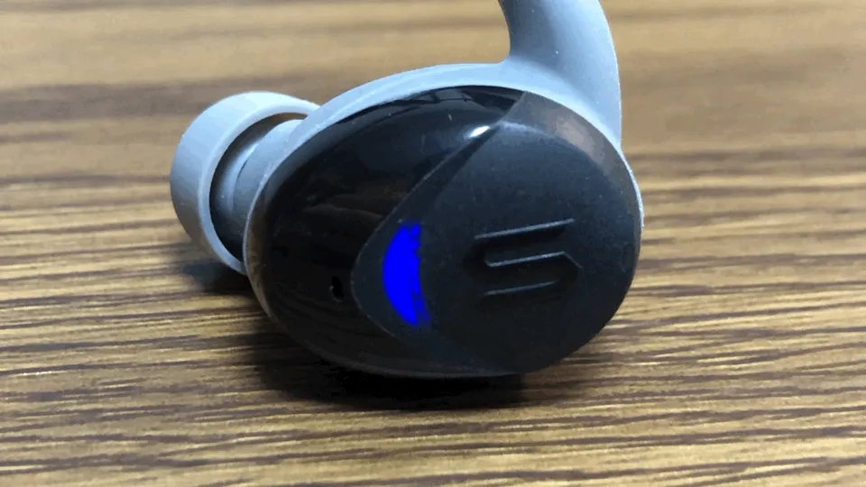 おすすめ完全ワイヤレスイヤホンSOUL「ST-XS2」レビュー|ペアリング方法:左イヤホンのLEDがホワイトとブルーに点滅していたらペアリングモードに移行している状態です。