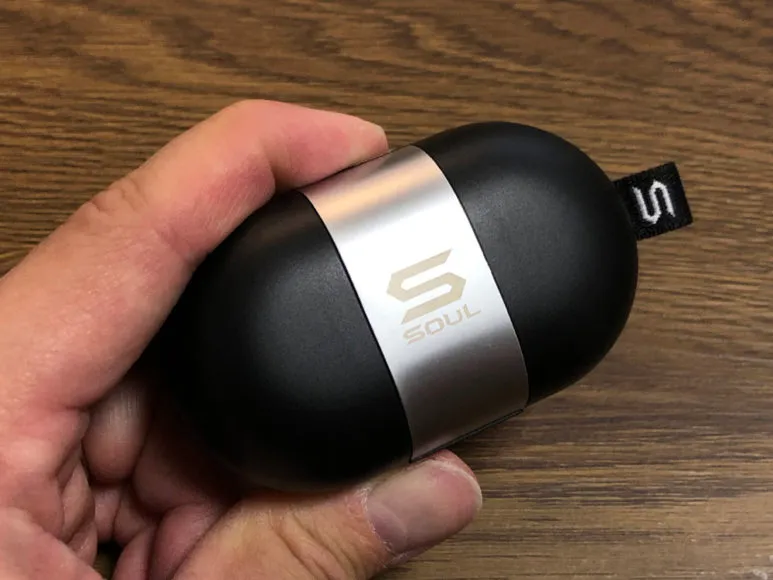 おすすめ完全ワイヤレスイヤホンSOUL「ST-XS2」レビュー|とにかくこのアールが利いたフォルムは持ちやすいです。