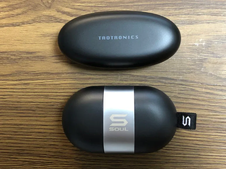 おすすめ完全ワイヤレスイヤホンSOUL「ST-XS2」レビュー|この手のフォルムの充電ケースはTaoTronics「SoundLiberty 53」などを思い起こさせます。