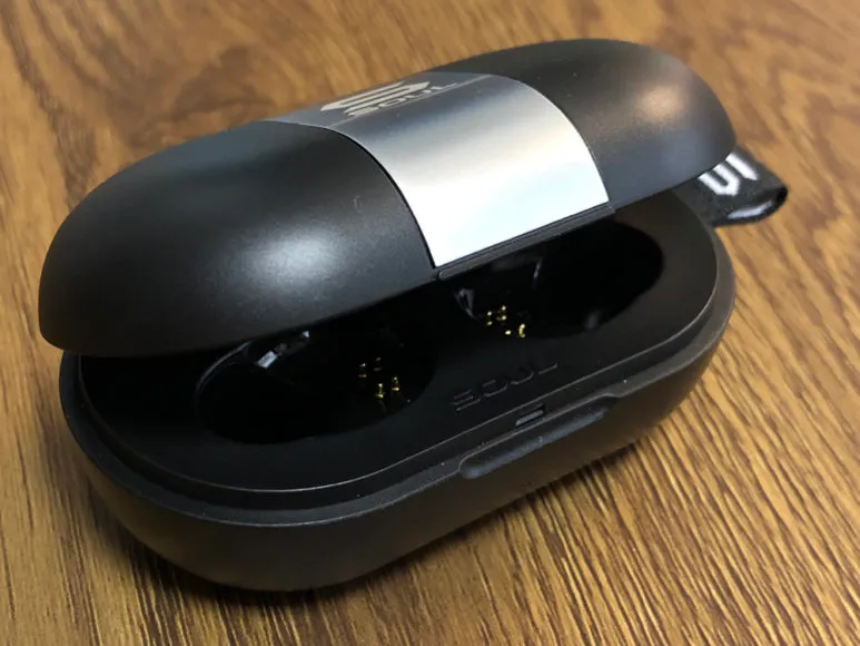 おすすめ完全ワイヤレスイヤホンSOUL「ST-XS2」レビュー|一つだけ気になるところを言わせてもらうと、ちょっとフタをガッチリしすぎで開けづらいかなぁと感じます。