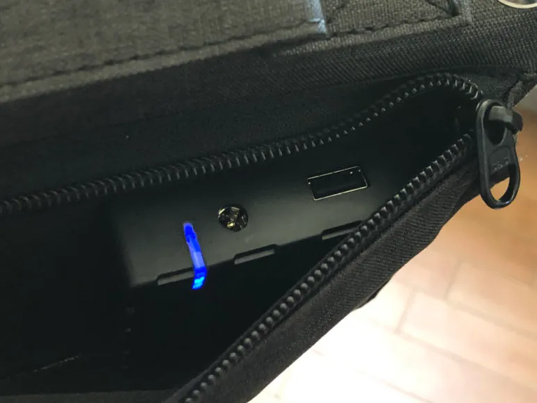 ソーラー充電器suaoki・Anker 60W比較レビュー|suaoki「60W ソーラーチャージャー」はソーラーパネルによる発電がLEDインジケーターで視認できるメリットがあります。