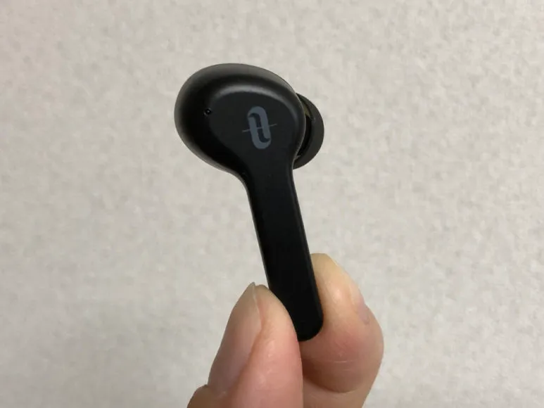 おすすめ完全ワイヤレスイヤホンTaoTronics「SoundLiberty 53(TT-BH053)」レビュー|クロムハーツのようなTaoTronicsのロゴが印象的。