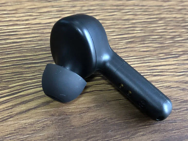 おすすめ完全ワイヤレスイヤホンTaoTronics「SoundLiberty 53(TT-BH053)」レビュー|ハウジングは一見すると安っぽい質感。圧倒的にリーズナブルな価格設定の反動はこういうところに現れますね。