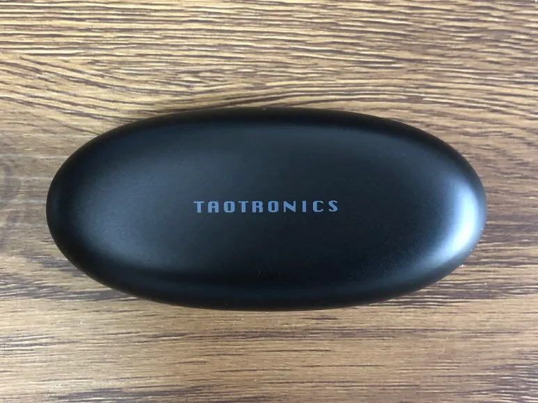 おすすめ完全ワイヤレスイヤホンTaoTronics「SoundLiberty 53(TT-BH053)」レビュー|充電ケースはかなり個性のある楕円形フォルム。サイズ感、軽さ、持ちやすさなど素晴らしいです。