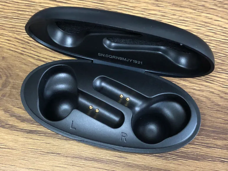 おすすめ完全ワイヤレスイヤホンTaoTronics「SoundLiberty 53(TT-BH053)」レビュー|イヤホン本体・充電ケースともに盛った感じのチープ感は否めませんが、マットな質感がそのチープ感をうまく上質な雰囲気に転換させてくれているように思いますね。