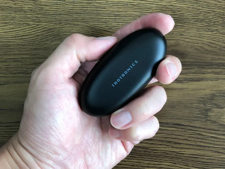 おすすめ完全ワイヤレスイヤホンTaoTronics「SoundLiberty 53(TT-BH053)」レビュー|この独特のフォルム、このアール感、かなり手に馴染みます。メチャクチャ持ちやすい。