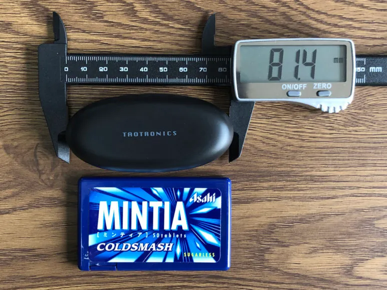 おすすめ完全ワイヤレスイヤホンTaoTronics「SoundLiberty 53(TT-BH053)」レビュー|サイズも幅81mm、厚さ28mmと超コンパクト。弧を描いた形状がカバンに仕舞いやすく、携帯性は十二分でしょう。