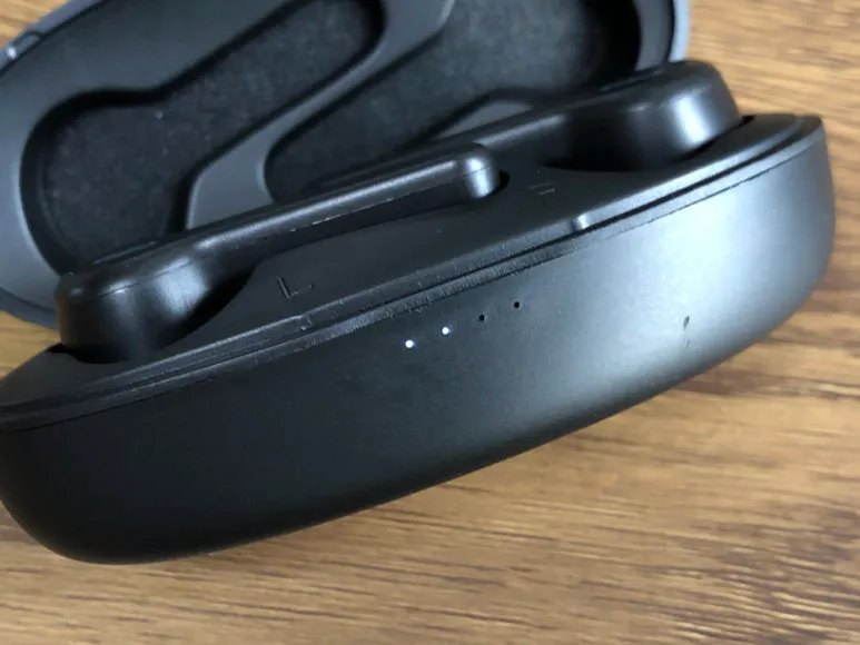 おすすめ完全ワイヤレスイヤホンTaoTronics「SoundLiberty 53(TT-BH053)」レビュー|4点のLEDインジケーターがケース前面に搭載されていて、ケースのバッテリー残量も概ね把握できます。