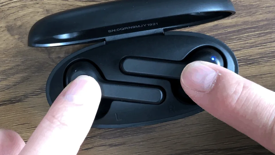 おすすめ完全ワイヤレスイヤホンTaoTronics「SoundLiberty 53(TT-BH053)」レビュー|リセット方法:イヤホン本体をケースに入れて約10秒間タッチボタンを長押ししましょう。LEDが3回白く点滅したらリセット完了です。