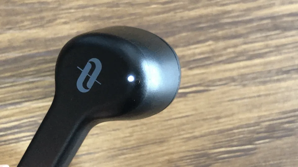 おすすめ完全ワイヤレスイヤホンTaoTronics「SoundLiberty 53(TT-BH053)」レビュー|ペアリング方法:白と青のLEDが交互に点滅していたらペアリングモードに移行している状態です。