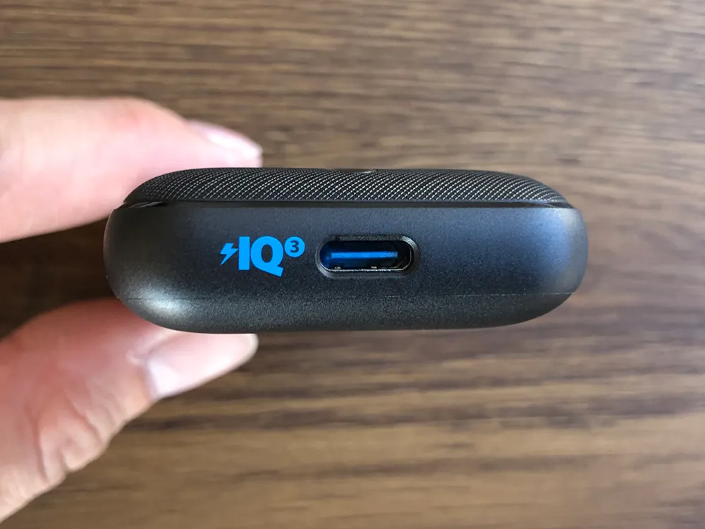 おすすめ急速充電器Anker「PowerPort Atom III Slim」レビュー|本体側面にUSB-Cポートが一つ搭載されています。 Ankerブルーが爽やか。