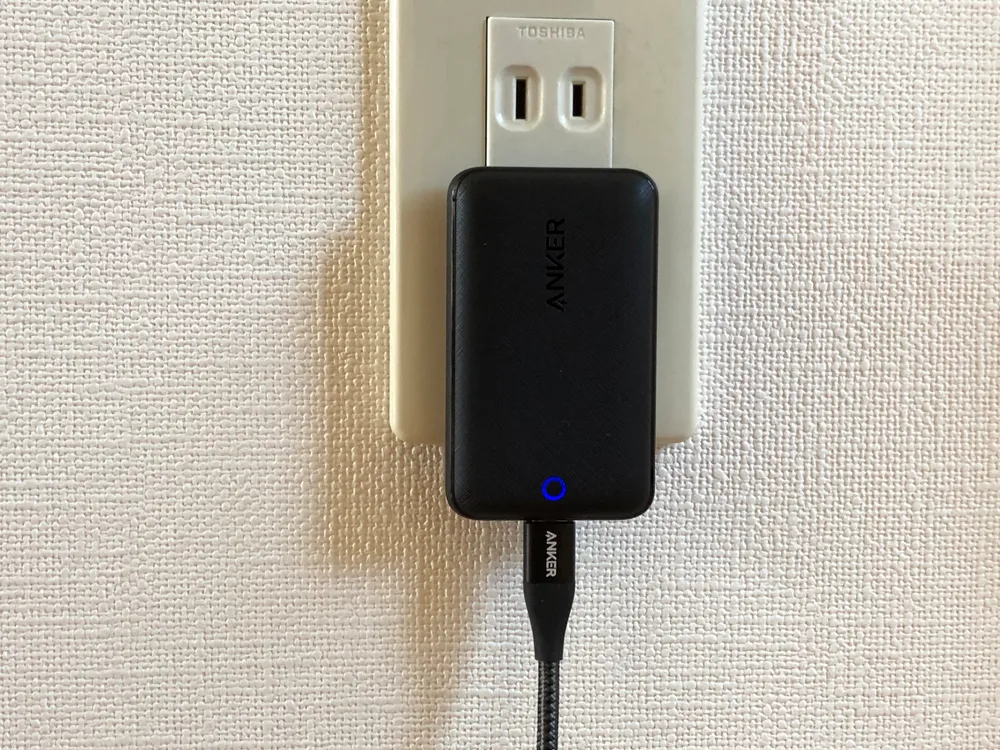 おすすめ急速充電器Anker「PowerPort Atom III Slim」レビュー|ポートが上方向または下方向に向くのが「PowerPort Atom III Slim」の特徴です。