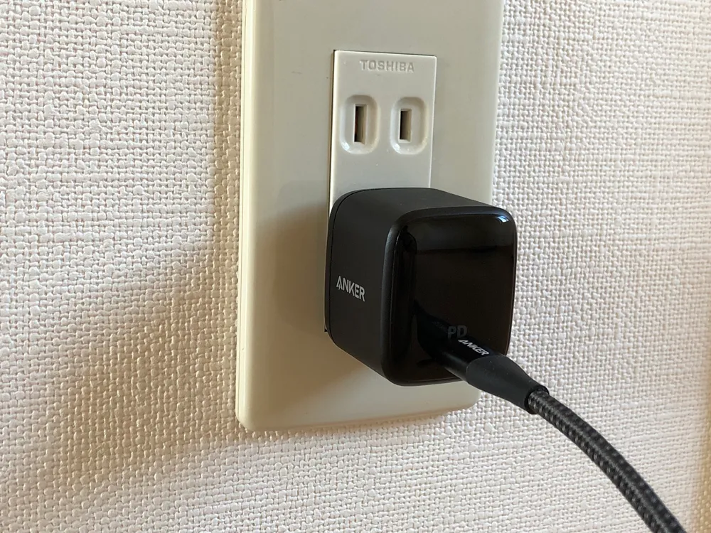 おすすめ急速充電器Anker「PowerPort Atom III Slim」レビュー|ポートは正面に付いているのが主流?で、同じくAnkerから販売されている「PowerPort Atom PD1」が典型例ですね。