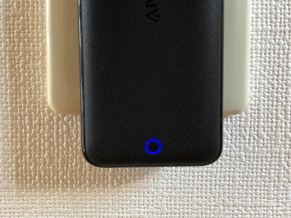 おすすめ急速充電器Anker「PowerPort Atom III Slim」レビュー|コンセントに差し込むと通電したことを知らせるLEDライトがブルーに点灯します。