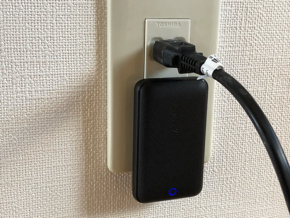 おすすめ急速充電器Anker「PowerPort Atom III Slim」レビュー|購入前にちょっと気にかかっていた懸案事項が「隣り合ったコンセント口との干渉」でしたが、結論から言って特に問題ありませんでした。