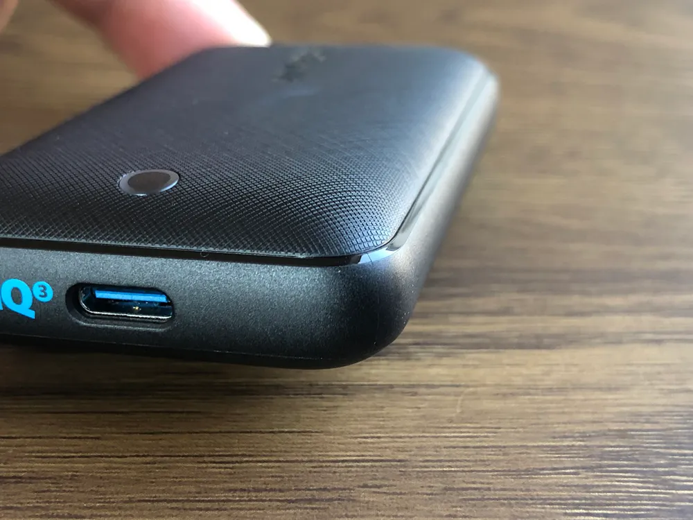 おすすめ急速充電器Anker「PowerPort Atom III Slim」レビュー|Ankerクオリティの象徴とも言える角の面取りも美しいです。 面取り加工部分には光沢感が与えられていますね。